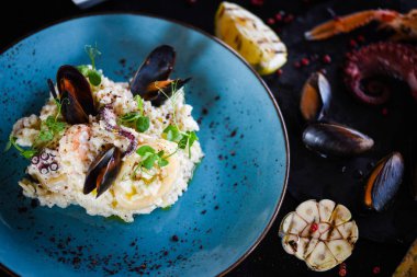 Taze sebzelerle lezzetli deniz ürünleri pilavı - ahtapot, karides, kabuk, mürekkep balığı ve özel sebze sosuyla karıştırılmış karides.