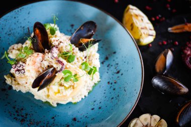 Taze sebzelerle lezzetli deniz ürünleri pilavı - ahtapot, karides, kabuk, mürekkep balığı ve özel sebze sosuyla karıştırılmış karides.