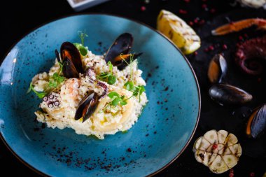 Taze sebzelerle lezzetli deniz ürünleri pilavı - ahtapot, karides, kabuk, mürekkep balığı ve özel sebze sosuyla karıştırılmış karides.