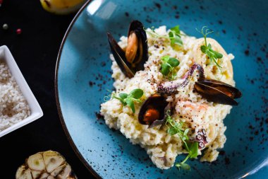 Taze sebzelerle lezzetli deniz ürünleri pilavı - ahtapot, karides, kabuk, mürekkep balığı ve özel sebze sosuyla karıştırılmış karides.