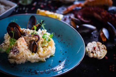 Taze sebzelerle lezzetli deniz ürünleri pilavı - ahtapot, karides, kabuk, mürekkep balığı ve özel sebze sosuyla karıştırılmış karides.