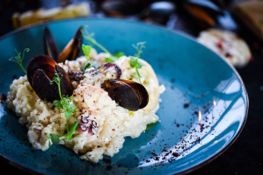 Taze sebzelerle lezzetli deniz ürünleri pilavı - ahtapot, karides, kabuk, mürekkep balığı ve özel sebze sosuyla karıştırılmış karides.