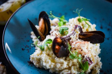 Taze sebzelerle lezzetli deniz ürünleri pilavı - ahtapot, karides, kabuk, mürekkep balığı ve özel sebze sosuyla karıştırılmış karides.
