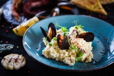 Taze sebzelerle lezzetli deniz ürünleri pilavı - ahtapot, karides, kabuk, mürekkep balığı ve özel sebze sosuyla karıştırılmış karides.