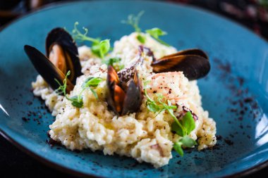 Taze sebzelerle lezzetli deniz ürünleri pilavı - ahtapot, karides, kabuk, mürekkep balığı ve özel sebze sosuyla karıştırılmış karides.