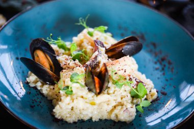 Taze sebzelerle lezzetli deniz ürünleri pilavı - ahtapot, karides, kabuk, mürekkep balığı ve özel sebze sosuyla karıştırılmış karides.