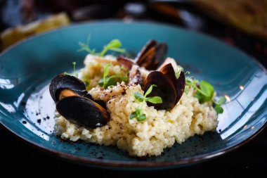 Taze sebzelerle lezzetli deniz ürünleri pilavı - ahtapot, karides, kabuk, mürekkep balığı ve özel sebze sosuyla karıştırılmış karides.