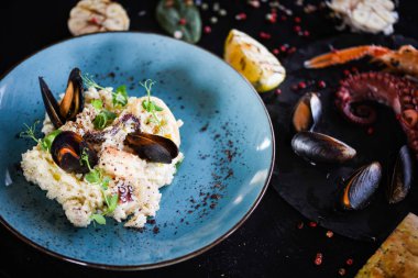 Taze sebzelerle lezzetli deniz ürünleri pilavı - ahtapot, karides, kabuk, mürekkep balığı ve özel sebze sosuyla karıştırılmış karides.