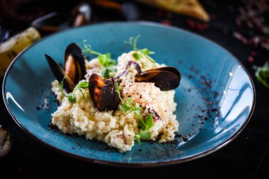 Taze sebzelerle lezzetli deniz ürünleri pilavı - ahtapot, karides, kabuk, mürekkep balığı ve özel sebze sosuyla karıştırılmış karides.