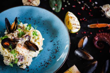 Taze sebzelerle lezzetli deniz ürünleri pilavı - ahtapot, karides, kabuk, mürekkep balığı ve özel sebze sosuyla karıştırılmış karides.