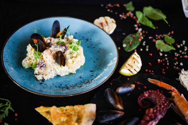 Taze sebzelerle lezzetli deniz ürünleri pilavı - ahtapot, karides, kabuk, mürekkep balığı ve özel sebze sosuyla karıştırılmış karides.