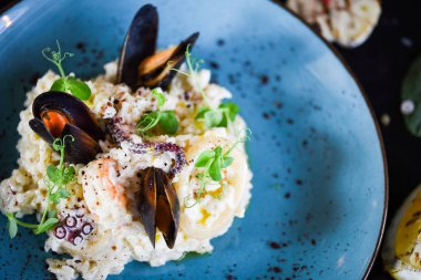 Taze sebzelerle lezzetli deniz ürünleri pilavı - ahtapot, karides, kabuk, mürekkep balığı ve özel sebze sosuyla karıştırılmış karides.