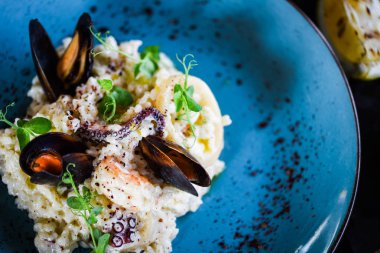Taze sebzelerle lezzetli deniz ürünleri pilavı - ahtapot, karides, kabuk, mürekkep balığı ve özel sebze sosuyla karıştırılmış karides.