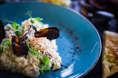 Taze sebzelerle lezzetli deniz ürünleri pilavı - ahtapot, karides, kabuk, mürekkep balığı ve özel sebze sosuyla karıştırılmış karides.