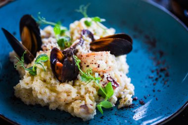Taze sebzelerle lezzetli deniz ürünleri pilavı - ahtapot, karides, kabuk, mürekkep balığı ve özel sebze sosuyla karıştırılmış karides.