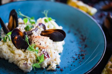 Taze sebzelerle lezzetli deniz ürünleri pilavı - ahtapot, karides, kabuk, mürekkep balığı ve özel sebze sosuyla karıştırılmış karides.