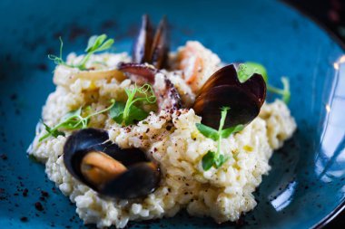 Taze sebzelerle lezzetli deniz ürünleri pilavı - ahtapot, karides, kabuk, mürekkep balığı ve özel sebze sosuyla karıştırılmış karides.