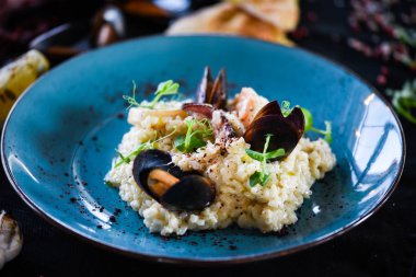 Taze sebzelerle lezzetli deniz ürünleri pilavı - ahtapot, karides, kabuk, mürekkep balığı ve özel sebze sosuyla karıştırılmış karides.