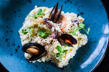 Taze sebzelerle lezzetli deniz ürünleri pilavı - ahtapot, karides, kabuk, mürekkep balığı ve özel sebze sosuyla karıştırılmış karides.