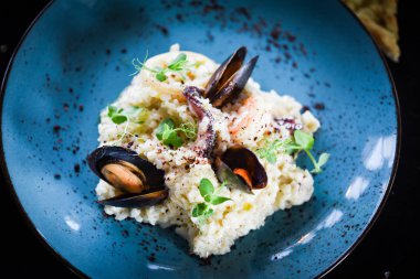 Taze sebzelerle lezzetli deniz ürünleri pilavı - ahtapot, karides, kabuk, mürekkep balığı ve özel sebze sosuyla karıştırılmış karides.