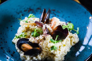 Taze sebzelerle lezzetli deniz ürünleri pilavı - ahtapot, karides, kabuk, mürekkep balığı ve özel sebze sosuyla karıştırılmış karides.