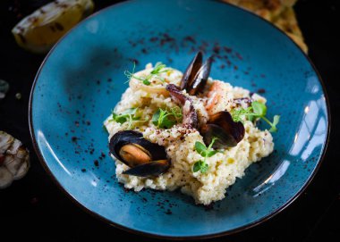 Taze sebzelerle lezzetli deniz ürünleri pilavı - ahtapot, karides, kabuk, mürekkep balığı ve özel sebze sosuyla karıştırılmış karides.