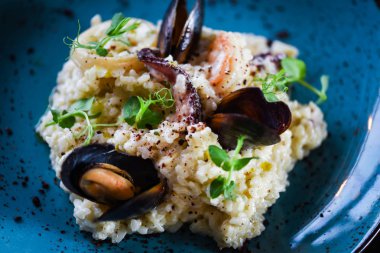 Taze sebzelerle lezzetli deniz ürünleri pilavı - ahtapot, karides, kabuk, mürekkep balığı ve özel sebze sosuyla karıştırılmış karides.