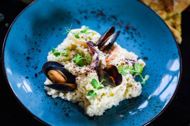 Taze sebzelerle lezzetli deniz ürünleri pilavı - ahtapot, karides, kabuk, mürekkep balığı ve özel sebze sosuyla karıştırılmış karides.