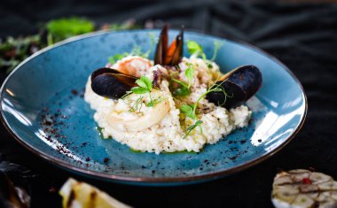 Taze sebzelerle lezzetli deniz ürünleri pilavı - ahtapot, karides, kabuk, mürekkep balığı ve özel sebze sosuyla karıştırılmış karides.