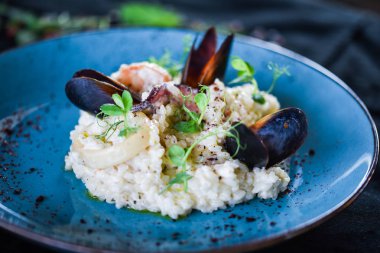 Taze sebzelerle lezzetli deniz ürünleri pilavı - ahtapot, karides, kabuk, mürekkep balığı ve özel sebze sosuyla karıştırılmış karides.