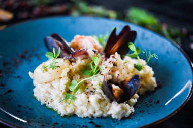 Taze sebzelerle lezzetli deniz ürünleri pilavı - ahtapot, karides, kabuk, mürekkep balığı ve özel sebze sosuyla karıştırılmış karides.