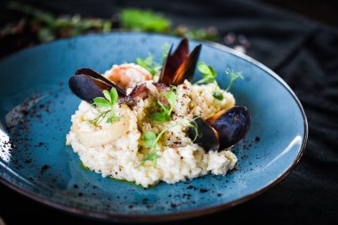 Taze sebzelerle lezzetli deniz ürünleri pilavı - ahtapot, karides, kabuk, mürekkep balığı ve özel sebze sosuyla karıştırılmış karides.