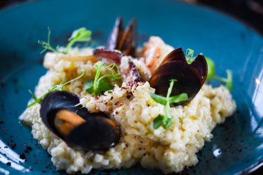 Taze sebzelerle lezzetli deniz ürünleri pilavı - ahtapot, karides, kabuk, mürekkep balığı ve özel sebze sosuyla karıştırılmış karides.