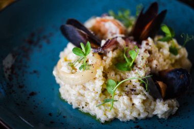 Taze sebzelerle lezzetli deniz ürünleri pilavı - ahtapot, karides, kabuk, mürekkep balığı ve özel sebze sosuyla karıştırılmış karides.