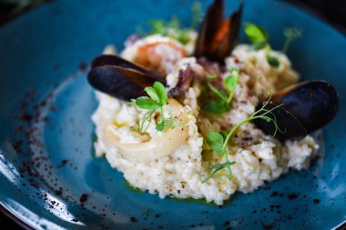 Taze sebzelerle lezzetli deniz ürünleri pilavı - ahtapot, karides, kabuk, mürekkep balığı ve özel sebze sosuyla karıştırılmış karides.