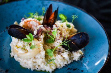 Taze sebzelerle lezzetli deniz ürünleri pilavı - ahtapot, karides, kabuk, mürekkep balığı ve özel sebze sosuyla karıştırılmış karides.