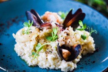 Taze sebzelerle lezzetli deniz ürünleri pilavı - ahtapot, karides, kabuk, mürekkep balığı ve özel sebze sosuyla karıştırılmış karides.