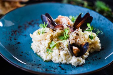 Taze sebzelerle lezzetli deniz ürünleri pilavı - ahtapot, karides, kabuk, mürekkep balığı ve özel sebze sosuyla karıştırılmış karides.