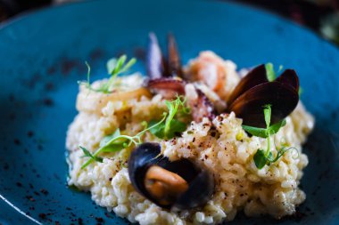 Taze sebzelerle lezzetli deniz ürünleri pilavı - ahtapot, karides, kabuk, mürekkep balığı ve özel sebze sosuyla karıştırılmış karides.