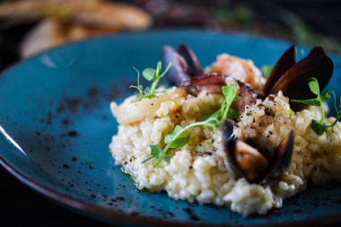 Taze sebzelerle lezzetli deniz ürünleri pilavı - ahtapot, karides, kabuk, mürekkep balığı ve özel sebze sosuyla karıştırılmış karides.