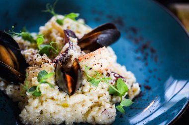 Taze sebzelerle lezzetli deniz ürünleri pilavı - ahtapot, karides, kabuk, mürekkep balığı ve özel sebze sosuyla karıştırılmış karides.