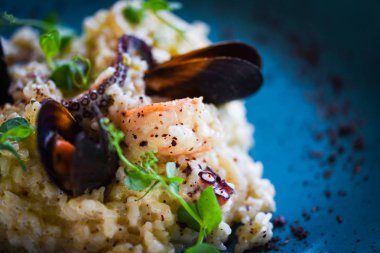 Taze sebzelerle lezzetli deniz ürünleri pilavı - ahtapot, karides, kabuk, mürekkep balığı ve özel sebze sosuyla karıştırılmış karides.