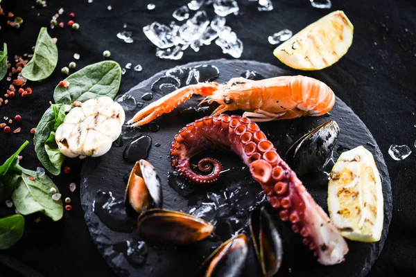 Frutti Mare Freschi Con Limone Aglio Alla Griglia Polpo Gamberetti — Foto Stock