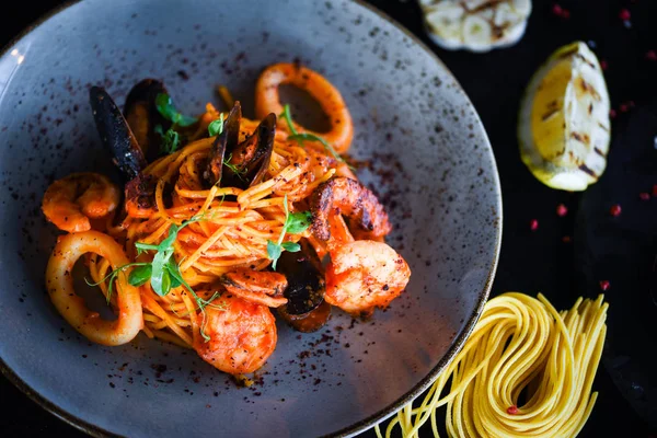 taze İtalyan makarnası - deniz ürünleri ve taze sebzeli spagetti