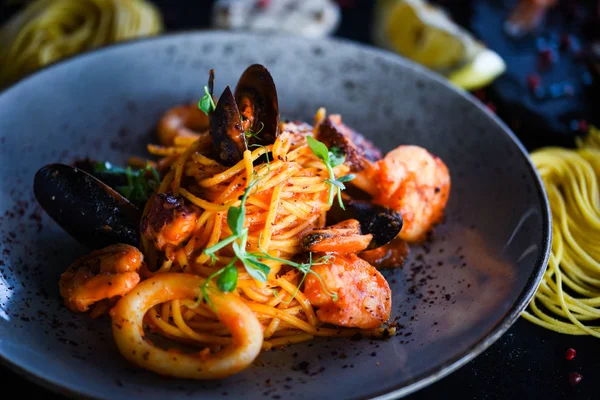 Čerstvé Italské Těstoviny Špagety Mořskými Plody Čerstvá Zelenina Koření — Stock fotografie