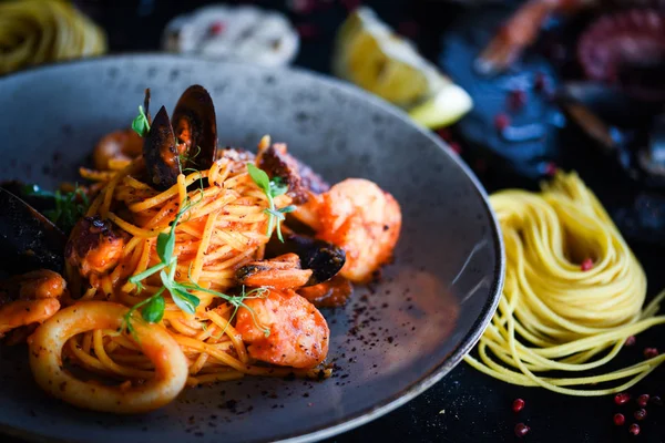 Čerstvé Italské Těstoviny Špagety Mořskými Plody Čerstvá Zelenina Koření — Stock fotografie