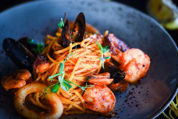 Macarrão Italiano Fresco Espaguete Com Frutos Mar Legumes Especiarias Frescos — Fotografia de Stock