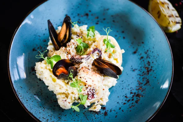 Taze sebzelerle lezzetli deniz ürünleri pilavı - ahtapot, karides, kabuk, mürekkep balığı ve özel sebze sosuyla karıştırılmış karides.