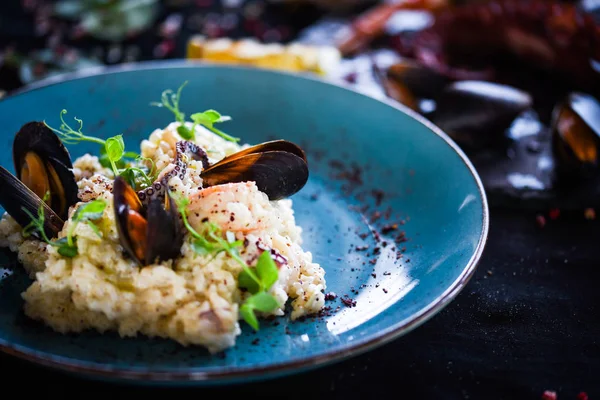 Taze sebzelerle lezzetli deniz ürünleri pilavı - ahtapot, karides, kabuk, mürekkep balığı ve özel sebze sosuyla karıştırılmış karides.