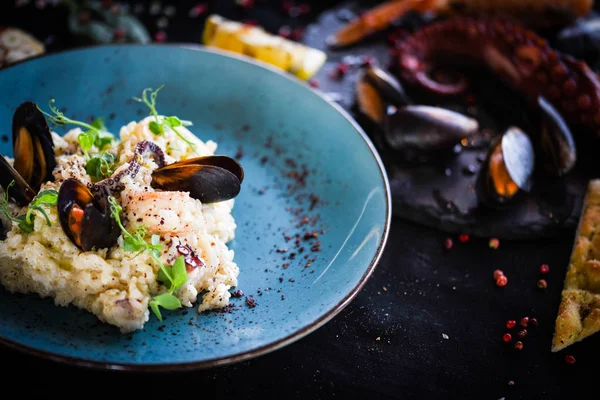 Taze sebzelerle lezzetli deniz ürünleri pilavı - ahtapot, karides, kabuk, mürekkep balığı ve özel sebze sosuyla karıştırılmış karides.